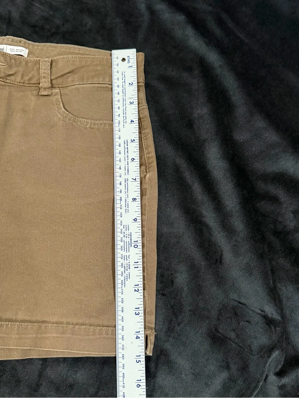 Lee Women’s -Just below the waist -brown khaki short size 8